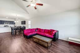 Spacious 4BR,EV Charger,Parking - East Houston Gem