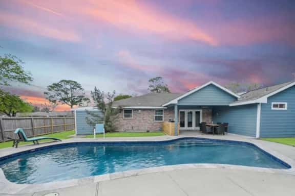 Spacious 5BR Houston Home|PrivatePool, BBQ, Family - Image 1