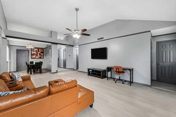 Spacious 4BR Near NASA & Kemah, King Bed - Image 1