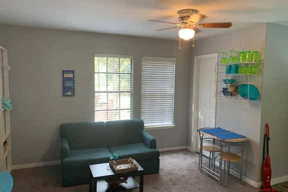 Studio in quiet neighborhood - Image 1