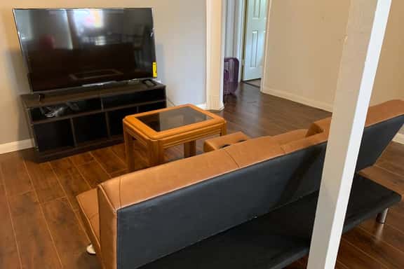 IAH/Guesthouse with Kitchen - Image 1