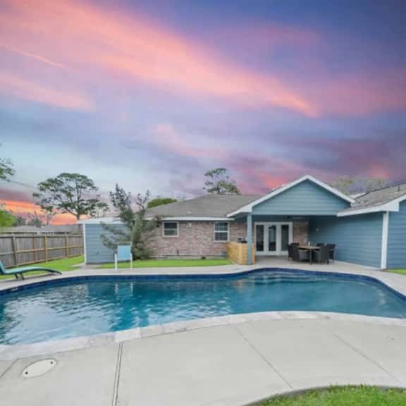 Spacious 5BR Houston Home|PrivatePool, BBQ, Family - Image 1