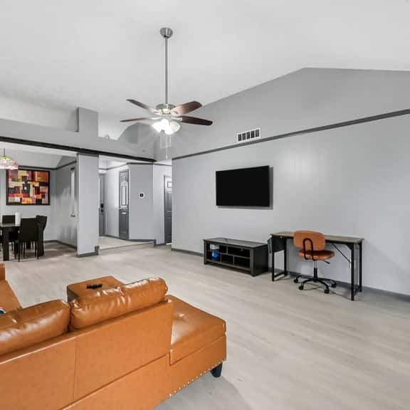Spacious 4BR Near NASA & Kemah, King Bed - Image 1
