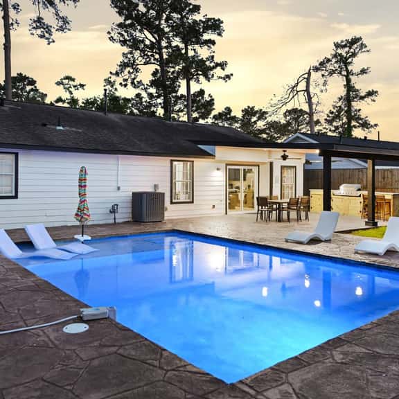 Newly Updated Home Pool, Patio, BBQ! 5BR 9 beds - Image 1