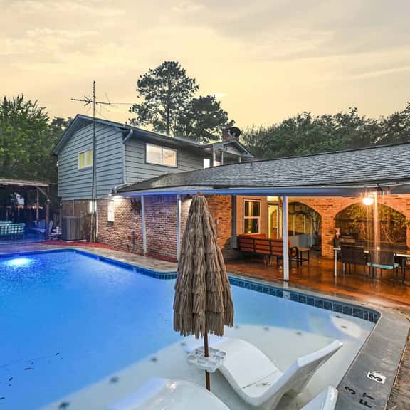 Home for summer with pool, pool table, outdoor kitchen,patio and balcony - Image 1