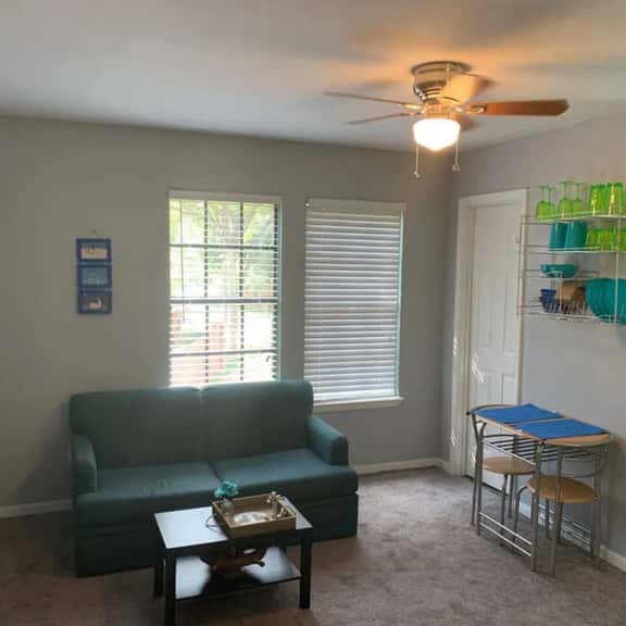 Studio in quiet neighborhood - Image 1