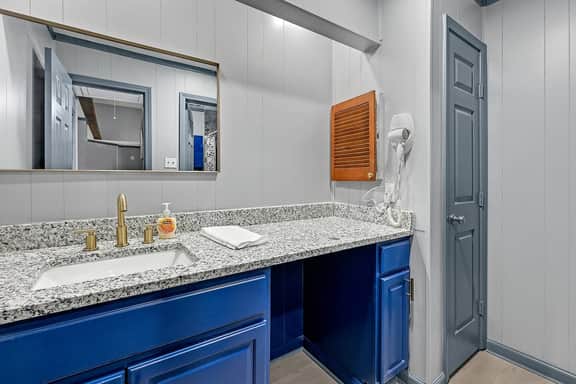 Spacious 4BR Near NASA & Kemah, King Bed