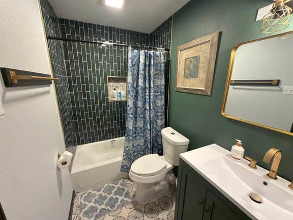 Newly updated Cozy Home with Pool, Patio, BBQ! 5BR - Image 5