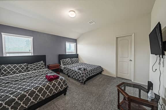 Spacious 4BR,EV Charger,Parking - East Houston Gem