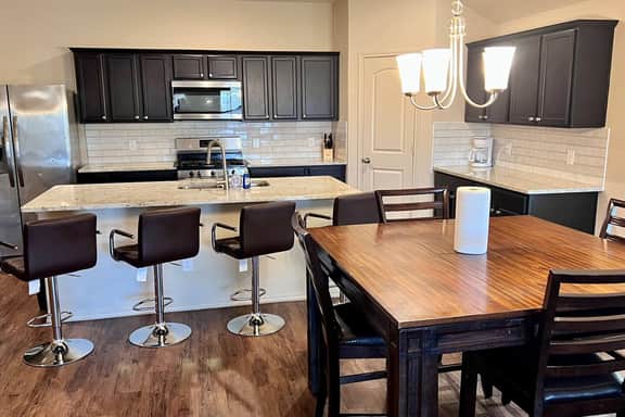Spacious 4BR,EV Charger,Parking - East Houston Gem
