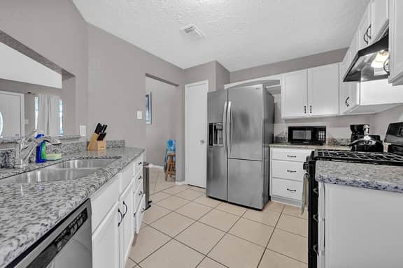 Quiet 4BR Near Nasa & Kemah, King Bed, Bbq, Patio - Holiday Home