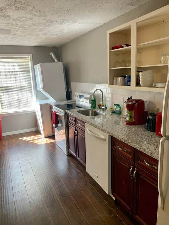 IAH/Guesthouse with Kitchen - Image 3