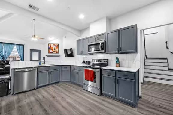 New 5BR/2.5 Ba. Hwy6/Copperfield - Image 4
